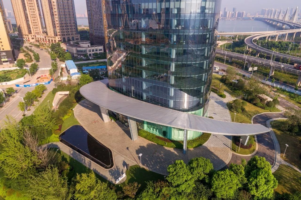 南昌新力中心塔楼直接落地，，，无裙房