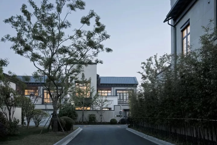 内侧修建单体的院落普遍安顿于修建和蹊径之间以保唬；に矫苄