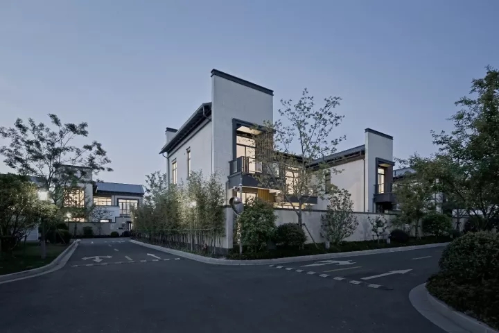 院内景观对公共区域可见，，，但并不滋扰使用者的私密需求