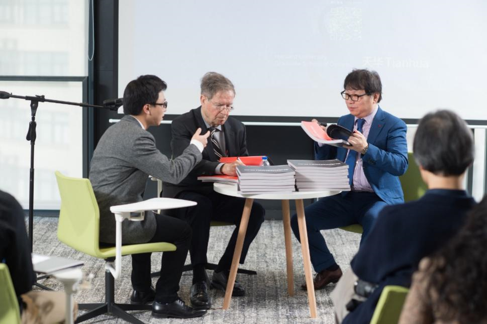 哈佛布斯克茨教授、杨丁亮先生与bb电子游戏官网集团总修建师黄向明现场书籍签发